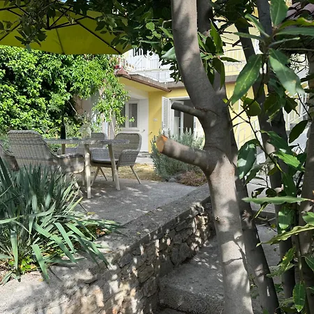 Tribunj Private House 펜션 *